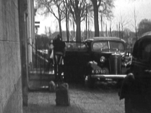 K-9760, Chevrolet van J.L.A. Baron v. Ittersum uit Middelburg, aan de Korendijk aldaar, 5 dec 1933 met zwarte piet.<br />bron: still uit Trugkieke van Omroep Zeeland.