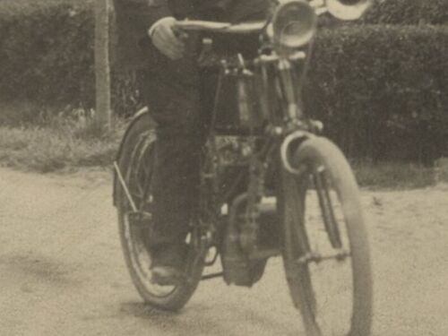 K-10, motorfiets van chirurg D. Schoute uit Middelburg, op 1-7-1907 onderweg naar een consult in Domburg.<br />Bron: Zeeuws Archief, Zeeuws Genootschap, Zelandia Illustrata, Aanwinsten, nr. 824. <br />