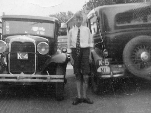 K-4, Ford Model A 1930/31 van H.J. v.der Stel uit Tholen ontmoet K-5, Chevrolet Tudor Coach ‘31 van H. von Brucken Fock uit Middelburg, vermoedelijk rond 1932.<br />Bron: Collectie fam. v.der Stel uit Tholen, via Fred v.d. Kieboom, Gemeentearchief Tholen<br />