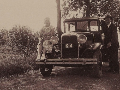 K-4, Ford model A van H.J. v.der Stel uit Tholen, ca. 1931 met Annie en Hendrik v.der Stel.<br />Bron: collectie Heemkunde Stad en Lande van Tholen, via Kees Fase<br />