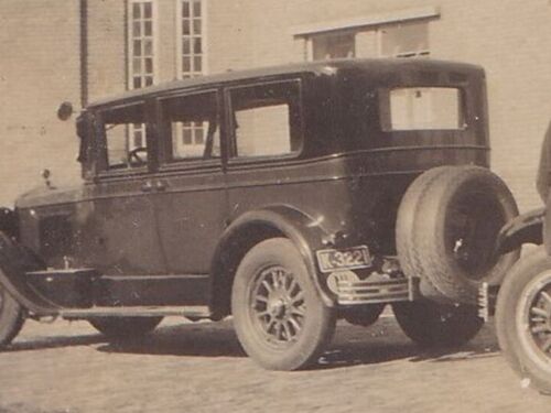 K-3221, Cadillac van A. Staverman uit Vlissingen, ca. 1928 met chauffeur F.W. v. Veenendaal en erachter een Willys Knight. <br />Bron: collectie Fam. Timmerman, via Frits Timmerman. <br />