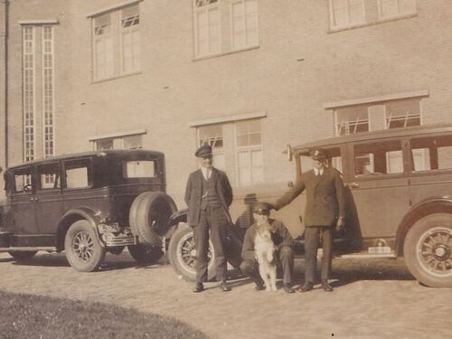 K-3221, Cadillac van A. Staverman uit Vlissingen, ca. 1928 met chauffeur F.W. v. Veenendaal en erachter een Willys Knight. <br />Bron: collectie Fam. Timmerman, via Frits Timmerman. <br />