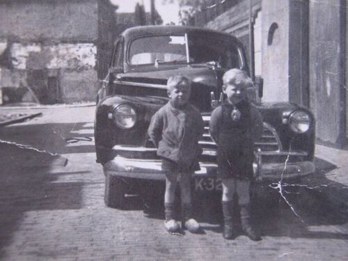 K-3221, Chevrolet ’46 van F.W. v. Veenendaal uit Vlissingen, ca. 1946 te Koudenhoek aldaar met rechts J.P.F. Timmerman (geb. 1942). <br />Bron: collectie Fam. Timmerman, via Frits Timmerman<br />