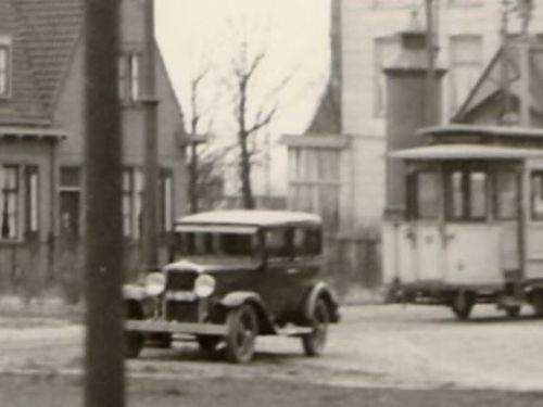 K-1975, Chevrolet van L.P. Korstanje uit Wemeldinge, naast het vooroorlogse kopstationsgebouw te Vlissingen, ca. 1930.<br />Bron: www.archieven.nl, 449333754. 
