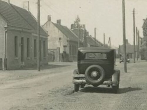 K-4099, Chevrolet ‘30/’31 van J. Torbijn uit Goes, geparkeerd aan de St. Janstraat te Sprundel, ca. 1931 op een van zijn zelfgemaakte prentbriefkaarten.<br />Bron: Zeeuws Archief, fotoarchief J. Torbijn, Goes, nr. SPR-P-1<br />