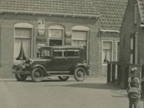 K-4099, Chevrolet van J. Torbijn uit Goes, ca. 1932 aan de Dorpstraat te Nieuwdorp.<br />Bron: Zeeuws Archief, fotoarchief J. Torbijn, Goes, nr. NDP-P-21<br />