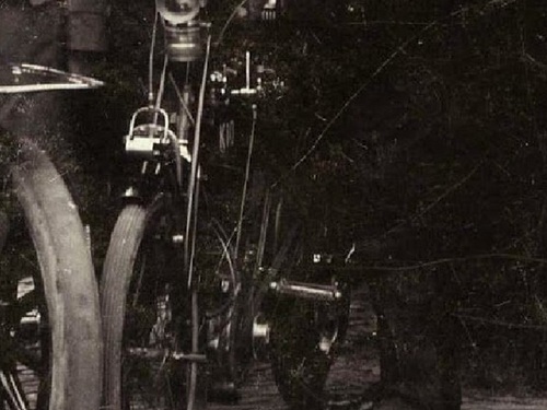 K-10, motorfiets van chirurg D. Schoute uit Middelburg, ca. 1910.<br />Bron: collectie Conam, via HW.
