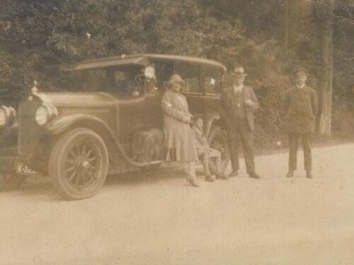 K-3221, Buick ‘27 van A. Staverman uit Vlissingen, ca. 1927 met zijn gezin en (met pet) F.W. v. Veenendaal uit Vlissingen.<br />Bron: collectie fam. Timmerman, via Frits Timmerman<br />