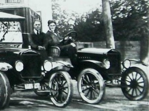 K-17, Ford model T van P.A. Pieters uit Middelburg, ca. 1920 voor diens garage aan de Seissingel aldaar.<br />bron: Zeeuwse Bibliotheek / Beeldbank Zeeland, inv.nr. FO003886, fotograaf onbekend.