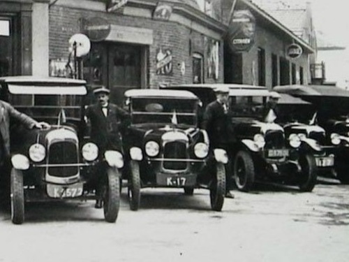 K-17, Citroen van Citroen-importeur P.A. Pieters, staand voor de garage aan de Seisweg te Middelburg. Foto genomen tijdens Citroën-karavaan op 8 mei 1925. Fotograaf onbekend.<br />bron: Zeeuwse Bibliotheek / Beeldbank Zeeland, FO004085.