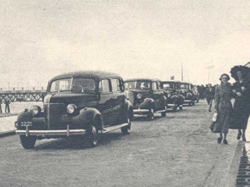 K-3221, Chevrolet JA van F.W. v. Veenendaal uit Vlissingen, op 12 juni 1939 bij de opening van de weg over het haventje van Meier te Vlissingen.<br />bron: DVD Ons Zeeland 1939, foto OZ3925078.jpg