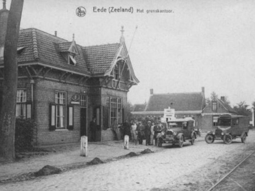 K-4092, Ford Model T van C.F. v. Overbeeke uit Terneuzen, ca. 1923 bij het grenskantoor in Eede.<br />Bron: Zeeuwse Bibliotheek/Beeldbank Zeeland, rec.nr. 4721, prentbriefkaart, foto Nels, G, de Lille.<br />