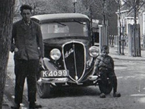 K-4099, Fiat Balilla van J. Torbijn uit Goes, aan de Dorpstraat te Waarde, ca. 1936. <br />Bron: prentbriefkaart door J. Torbijn, reproductie Collectie Bitter-van Opstal, Gemeentearchief Goes<br />