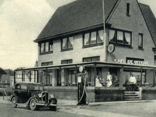 K-4099, Fiat Balilla van J. Torbijn uit Goes, bij de pomp van Café De Uitkijk, ca. 1935.<br />bron: www.zeeuwsarchief.nl