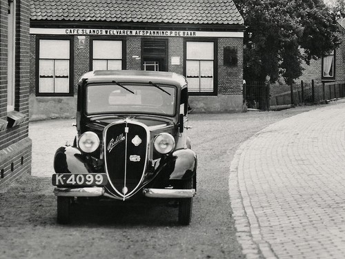 K-4099, Fiat Balilla van J. Torbijn uit Goes, op de hoek Markt / A. de Koningstraat te Kwadendamme, 1936.<br />bron: fotoarchief gemeente Borsele, prentbriefkaart, uitg. M.G. Verbeek, fotograaf J. Torbijn, bewerkt door Kees Griep.