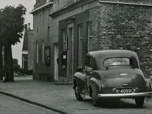 K-4099, Vauxhall Wyvern '48 van J. Torbijn uit Goes, aan de Dorpsstraat te Biggekerke, ca. 1950.<br />bron: Zeeuwse Bibliotheek / Beeldbank Zeeland, inv.nr. PB001164, prentbriefkaart, uitg. JTG, K. Janse.