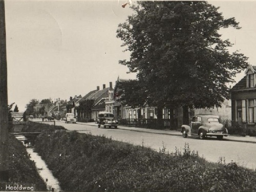 K-4099, Vauxhall Wyvern van J. Torbijn uit Goes, aan de Hoofdweg te Rilland, ca. 1948.<br />Bron: prentbriefkaart, uitg. J. Torbijn, Goes