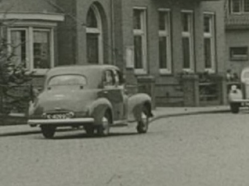 K-4099, Vauxhall van J. Torbijn uit Goes, staand bij het gemeentehuis aan de Hoofdweg te Rilland-Bath, ca. 1948.<br />Bron: www.zeeuwsarchief.nl, fotoarchief J. Torbijn, inv.nr. RIB-17.<br />
