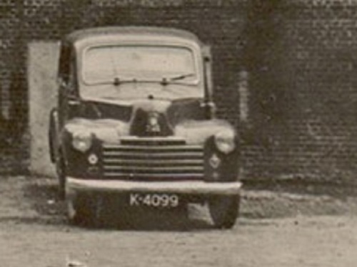 K-4099, Vauxhall Wyvern van J. Torbijn uit Goes, aan de Voorstraat te Oud-Vossemeer, ca. 1948.<br />Bron: Collectie T. van Maanen. Uitgave prentbriefkaart: C.M. Ridderhof.  <br />