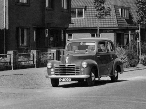 K-4099, Vauxhall van J. Torbijn uit Goes, aan de Hoofdweg te Rilland, ca. 1948. <br />Bron: Facebook, Het oude Rilland, geplaatst door Piet de Peuter, 30-12-2020, fotograaf J. Torbijn, bewerkt door Kees Griep<br />