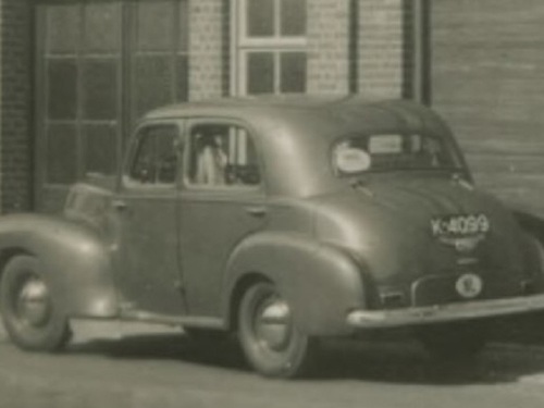 K-4099, Vauxhall van J. Torbijn uit Goes, bij Maison-Paris in Zevenbergschen Hoek, 1950.<br />Bron: www.zeeuwsarchief.nl, fotoarchief J. Torbijn, inv.nr. ZVB-5.<br />
