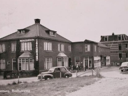K-4099, Vauxhall Wyvern van J. Torbijn uit Goes, te Domburg bij Hotel Duinheuvel, ca. 1953.<br />Bron: Zeeuwse Bibliotheek / Beeldbank Zeeland rec.nr. 3396, fotograaf D. Trieller / JTG, prentbriefkaart.<br />