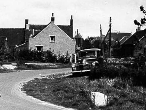 K-4099, Vauxhall van J. Torbijn uit Goes, geparkeerd aan de “Strae’pad” te Ouwerkerk, 1952.<br />Bron: Facebook, Duivelandhistorie, geplaatst door Martin Glerum, 1-8-2020. <br />
