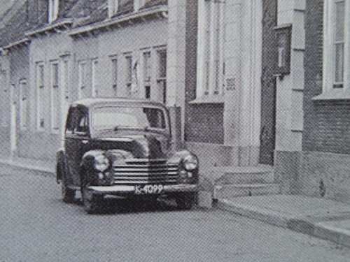 K-4099, Vauxhall Wyvern van J. Torbijn uit Goes, aan de Langstraat in Arnemuiden, juni 1952.<br />bron: “Arnemuiden in vroeger tijden”, p.19, door C. v.den Bovenkamp, Uitg. DeBoektant.