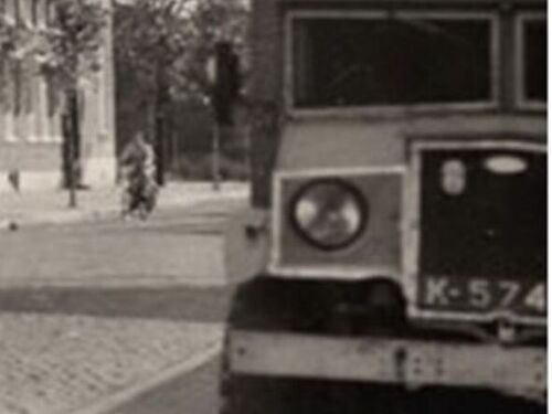 K-5747, Ford dumptruck van M.P. v. Hese uit Goes, voor het ziekenhuis aan de v. Dishoeckstraat aldaar, ca. 1952.<br />bron: fotoarchief gemeente Vlissingen, inv.nr. FA494; fotograaf onbekend.