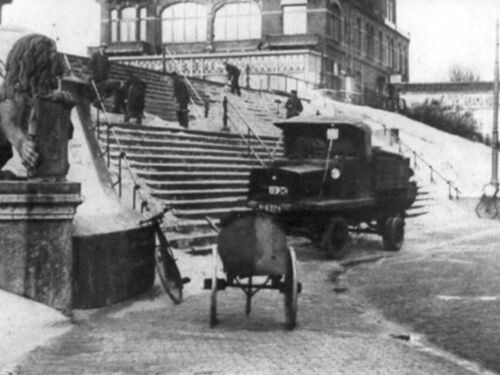 K-6375, Hansa Lloyd modderwagen van de gemeentereiniging van Vlissingen, ca. 1926 bij de Leeuwentrap aldaar.<br />Bron: Facebook, Oud-Vlissingers.<br />