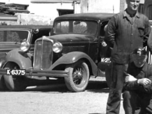 K-6375, Chevrolet van de gemeentelijke reinigingsdienst van Vlissingen op het terrein in de Paardenstraat, ca. 1950.<br />Bron: fotocollectie gemeentearchief Vlissingen, fotograaf Dert, Vlissingen