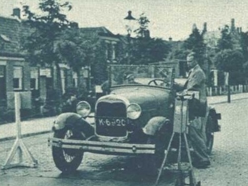 K-6920, Ford van E.A. Spelier uit 's-Heerenhoek, in 1934 op een K.N.A.C. ingerichte veiligheidslaan in de Stationsstraat, Goes.<br />bron: DVD Ons Zeeland 1934, foto OZ341148.jpg