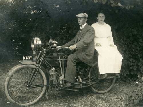 K-637, Henderson motorfiets van huisarts A.C. Polderman uit Scherpenisse, ca. 1916, met zijn vrouw Jacoba de Rijke achterop in een rieten zitje.<br />Bron: gemeentearchief Tholen, via Fred v.d. Kieboom.<br />