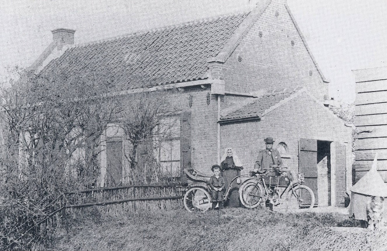 K-57, Eenhoorn stoomfiets van L. Vijverberg uit Ouwerkerk, staand voor hun dijkbaaswoning aldaar febr. 1906. Deze had daarvóór vanaf 8 jan 1904 met Z-328 gereden.
bron: : Ouwerkerk in vroeger tijden, uitg. Deboektant.