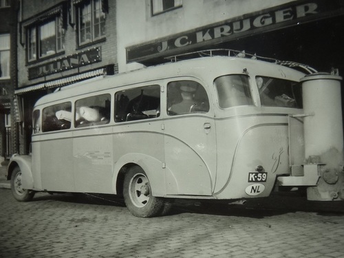 K-59, Opel bus van J.C. Krijger uit Goes, ca. 1942 voorzien van een houtgasgenerator door garage Louisse.
Bron: collectie Hanny Louisse.
