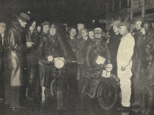 K-10128, de Calthorpe van C. Huybregts uit Middelburg (rechts), aan de start voor het lange Friesche nachttraject in Groningen; links Dick Eysink. 
Bron: Het Motorrijwiel en de Lichte Auto,  27 10 1933.