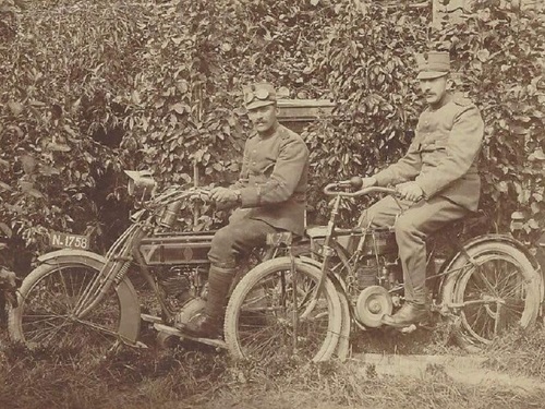 K-77, motorfiets van J. Vermeulen uit Yerseke, naast de N-1758 van A.F. Koch uit Terheijden, tijdens de mobilisatie 1914.
Bron: collectie Frans de Been, via Martin v.d. Valk
