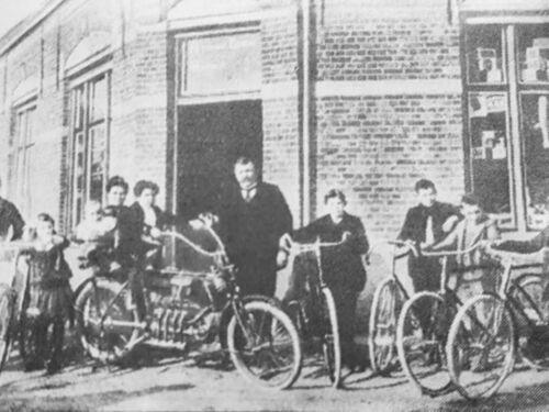 Mogelijk K-86, motorfiets van Alphons v.den Beghe uit Koewacht, ca. 1922, vlak voor diens overlijden.
Bron: Facebook, Ge kom van de Koewacht agge ..., krantenartikel geplaatst door Eddy Borgonje, 30-9-2021.

