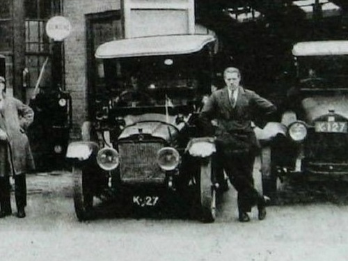 K-127 van garagist P.J. Wijtenburg uit Middelburg, staand bij garage Blaas aldaar, ca. 1926. Er lijkt K-27 te staan, een truck om onder het verbod op dubbele kentekens (sinds 1919) uit te komen ?
Bron: Zeeuwse Bibliotheek / Beeldbank Zeeland, inv.nr. 998