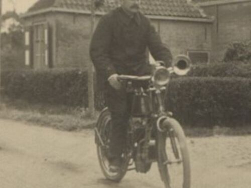 K-10, motorfiets van chirurg D. Schoute uit Middelburg, op 1-7-1907 onderweg naar een consult in Domburg.
Bron: Zeeuws Archief, Zeeuws Genootschap, Zelandia Illustrata, Aanwinsten, nr. 824. 
