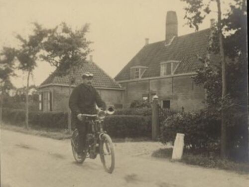 K-10, motorfiets van chirurg D. Schoute uit Middelburg, op 1-7-1907 onderweg naar een consult in Domburg.
Bron: Zeeuws Archief, Zeeuws Genootschap, Zelandia Illustrata, Aanwinsten, nr. 824. 
