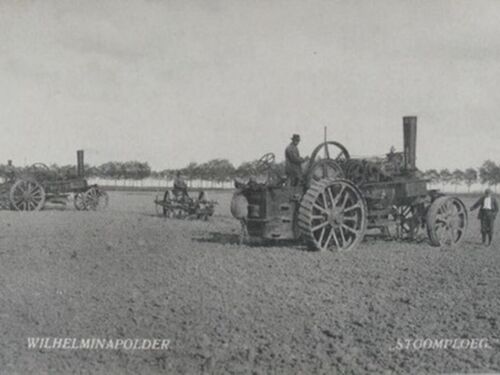 K-154 en K-154, beide stoomploegen van de Wilhelminapolder, aldaar ca. 1910. 
Bron: Prentbriefkaart: Pieterman, ZB, Beeldbank Zeeland, rec.nr. 34394. 
