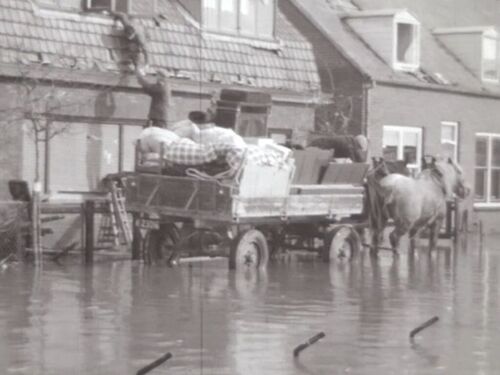 K-23016, kar van L. Verdurmen uit Schore, 1953. 
Bron: still uit film â€œWatersnoodramp 1953â€ van ZLM, maker W.C. Sinke, Zeeuws Archief, documentatie nr. 56.
