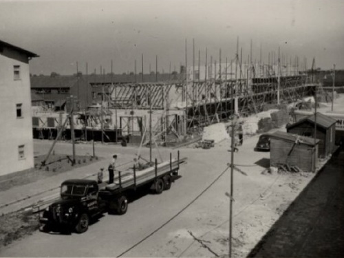 K-23018, Volvo trekker met oplegger van firma Alberts uit Middelburg, betrokken bij de bouw van flats aan de President Rooseveltlaan aldaar, ca. 1951.
http://www.archieven.nl 
