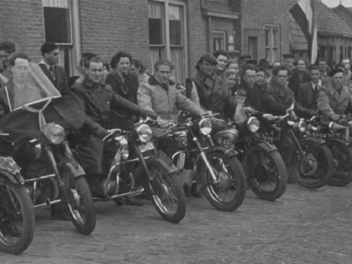 K-23021, Jawa motorfiets van L.W. Boogert uit Oosterland, aldaar bij ontvangst burgemeester Laurense, 1952.
Bron: beeldbank.watersnoodmuseum.nl, Id.nr. F_005263
