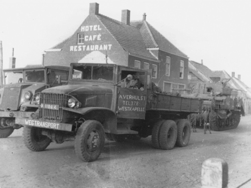 K-23035, Ford van L.A. Jonker uit Bruinisse, in 1947 bezig met het opruimen van tanks aldaar. Bron: Stg Polderhuis Westkapelle, fotograaf: N. Flipse-Roelse, via Huib Westerbeke