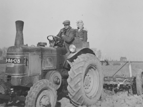 NA-86-08 (ex K-23271), Field Marshall tractor van Gebr. de Nood uit Waterlandkerkje, ca. 1955.
bron: collectie Kees de Nood.