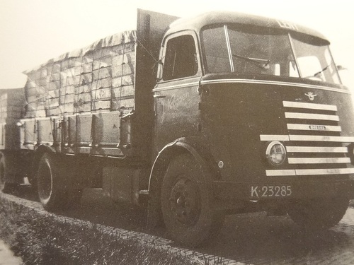 K-23285, DAF 7-streper vrachtwagen met aanhanger van J. Rossen, ca. 1953.
Bron: 75 Jaar Transport in Zeeland, deel 2, door Ko Koster, uitg. Drukkerij Zoeteweij, Yerseke 2000
