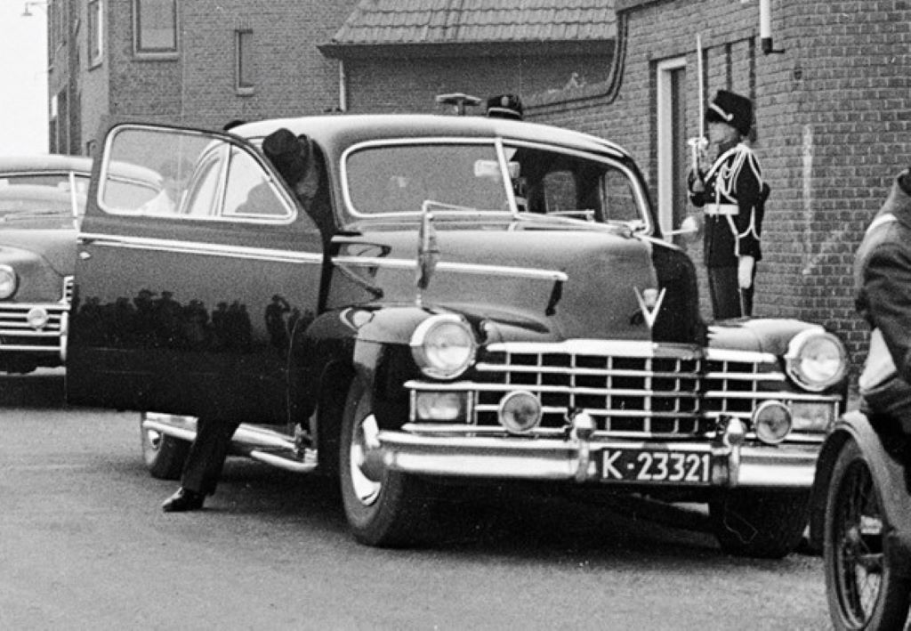 K-23321, Cadillac Fleetwood na de receptie in het Wooldhuis t.g.v. de tewaterlating van de Kungsholm op 18 oktober 1952.
Bron: fotocollectie gemeentearchief Vlissingen, fotograaf Dert, Vlissingen.