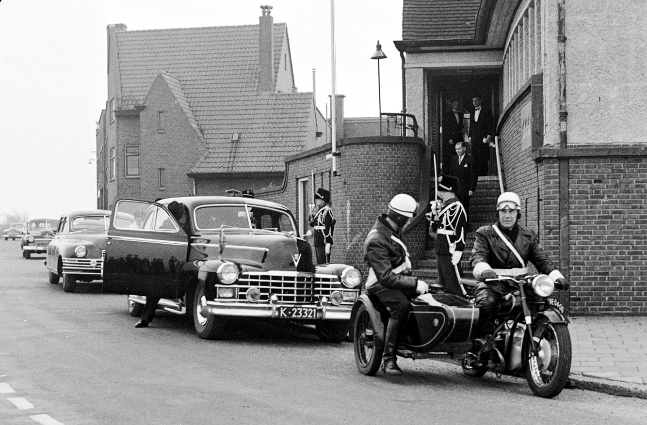 K-23321, Cadillac Fleetwood na de receptie in het Wooldhuis t.g.v. de tewaterlating van de Kungsholm op 18 oktober 1952.
Bron: fotocollectie gemeentearchief Vlissingen, fotograaf Dert, Vlissingen.